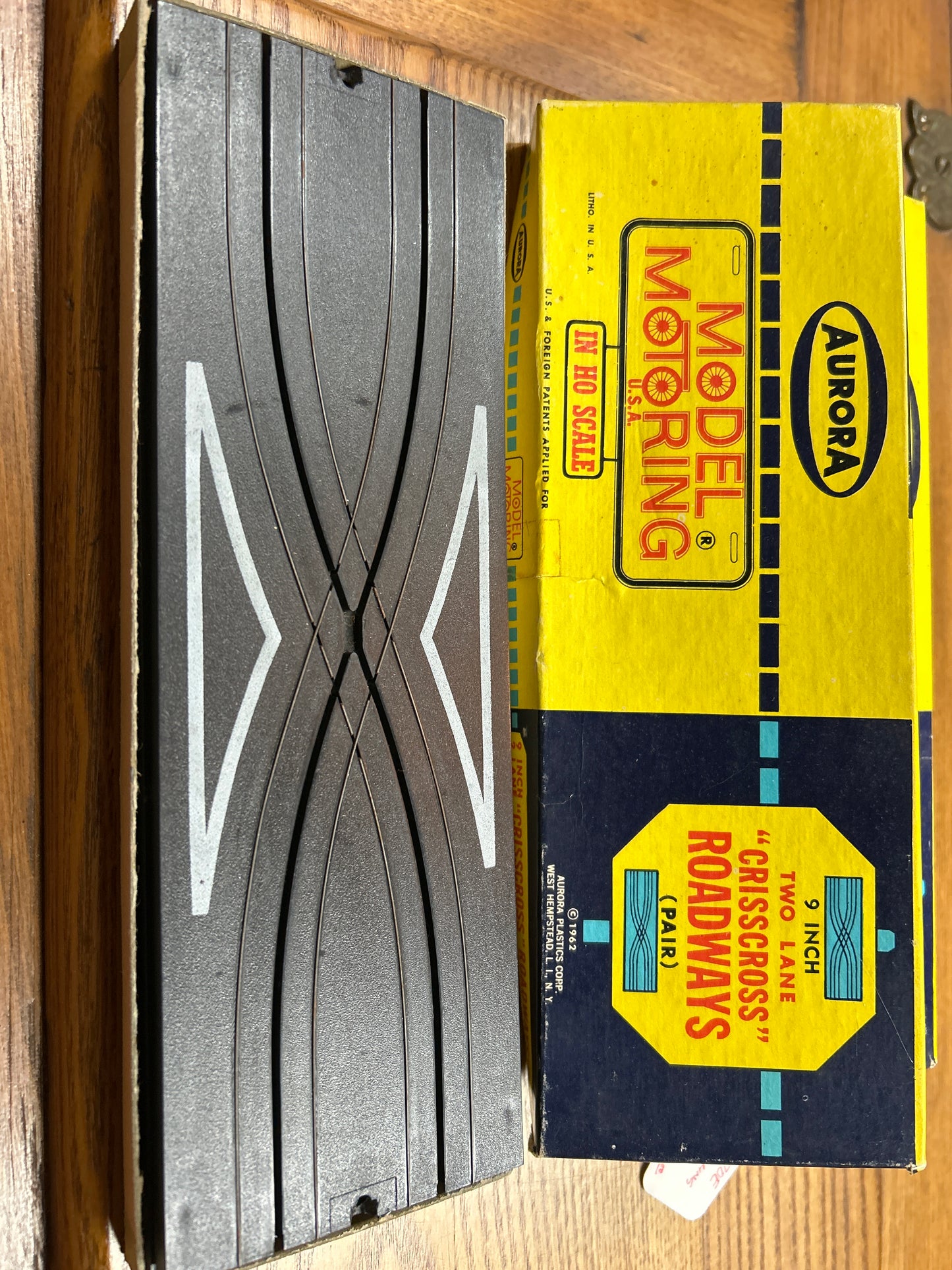 Model Motoring Criss Cross Roadway-Pair