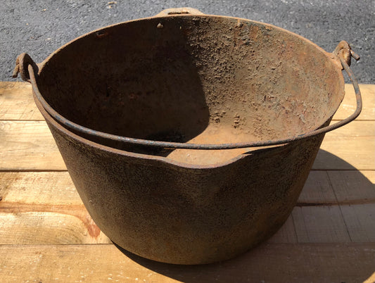 Large Cast Iron Pot w/Handle